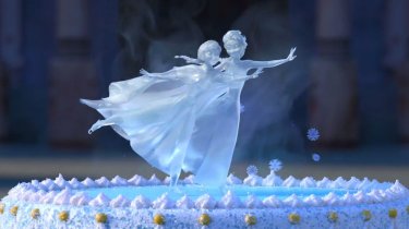 Frozen Fever: Elsa e Anna 'ghiacciate' sulla torta in una scena