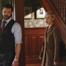How to Get Away With Murder: Charlie Weber e Liza Weil interpretano una scena della puntata The Night Lila Died
