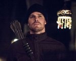 Crisis On Infinite Earths: Oliver Queen ferito e contuso in una foto del crossover