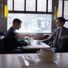 Gotham: Ben McKenzie e Nicholad D'Agosto in una scena dell'episodio Everyone Has a Cobblepot