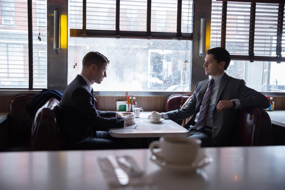 Gotham: Ben McKenzie e Nicholad D'Agosto in una scena dell'episodio Everyone Has a Cobblepot
