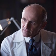 Gotham: Colm Feore interpreta il Dr. Francis Dulmacher in Everyone Has a Cobblepot