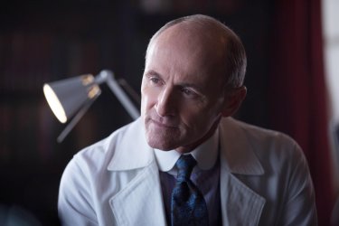 Gotham: Colm Feore interpreta il Dr. Francis Dulmacher in Everyone Has a Cobblepot