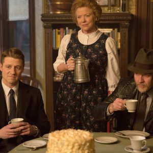 Gotham: Donal Logue, Becky Ann Baker e Ben McKenzie inEveryone Has a Cobblepot