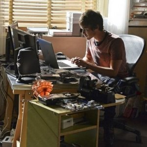 Pretty Little Liars: l'attore Tyler Blackburn nell'episodio Over a Barrel
