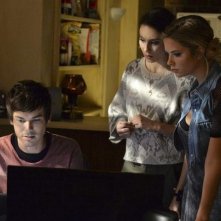 Pretty Little Liars: Tyler Blackburn, Troian Bellisario e Ashley Benson in Over a Barrel