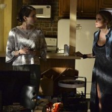 Pretty Little Liars: le attrici Troian Bellisario e Ashley Benson in una sequenza della puntata Over a Barrel