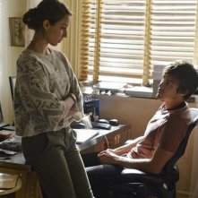 Pretty Little Liars: Troian Bellisario e Tyler Blackburn in una scena dell'episodio Over a Barrel