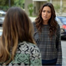 Pretty Little Liars: l'attrice Shay Mitchell in una scena dell'episodio To Plea or Not to Plea