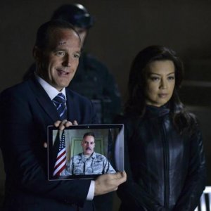 Agents of S.H.I.E.L.D.: Clark Gregg e Ming-Na Wen in una scena dell'episodio Aftershocks