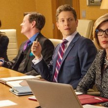 The Good Wife: Laura Benanti, Dylan Baker, Matt Czuchry e Christine Baranski nell'episodio intitolato Dark Money