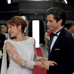 Una nuova amica: Anaïs Demoustier all'altare con Raphaël Personnaz in una scena