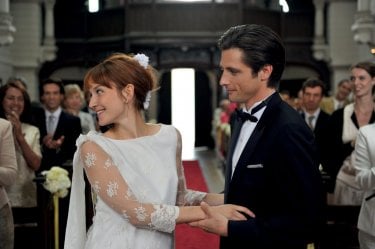 Una nuova amica: Anaïs Demoustier all'altare con Raphaël Personnaz in una scena