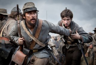 The Free State of Jones: Matthew McConaughey in un concitato momento della battaglia