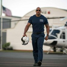San Andreas: Dwayne Johnson cammina col casco in mano