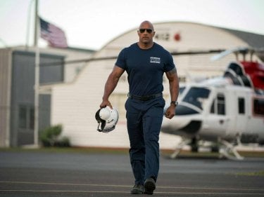 San Andreas: Dwayne Johnson cammina col casco in mano