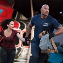 San Andreas: Dwayne Johnson e Carla Gugino in fuga