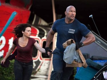 San Andreas: Dwayne Johnson e Carla Gugino in fuga