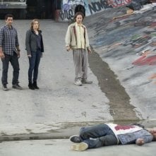 Fear the Walking Dead: Kim Dickens, Frank Dillane e Cliff Curtis di fronte a un cadavere