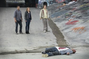 Fear the Walking Dead: Kim Dickens, Frank Dillane e Cliff Curtis di fronte a un cadavere