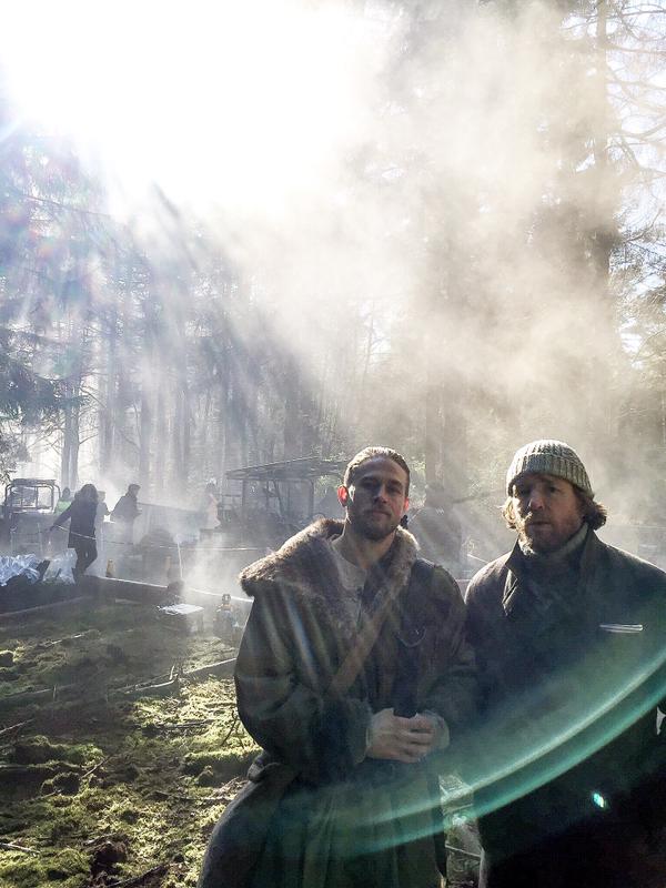 Knights of the Roundtable: King Arthur - Guy Ritchie e Charlie Hunnam sul set