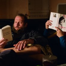 La famiglia Belier: Karin Viard con François Damiens in relax sul divano in una scena