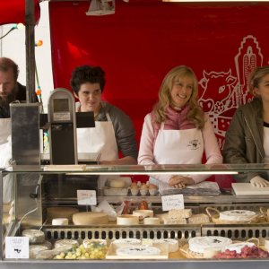 La famiglia Belier: Karin Viard con François Damiens, Louane Emera e Luca Gelberg in una scena