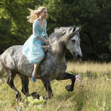 Cinderella: Lily James a cavallo nei prati