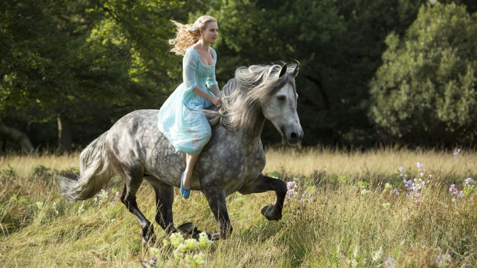 Cinderella: Lily James a cavallo nei prati