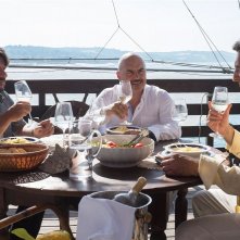 Tempo instabile con probabili schiarite: una scena conviviale tratta dal film