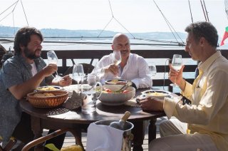 Tempo instabile con probabili schiarite: una scena conviviale tratta dal film