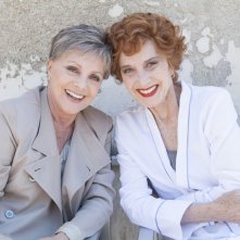 Latin Lover: Virna Lisi e Marisa Paredes sorridenti in una foto promozionale del film