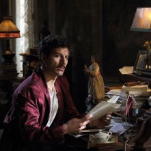 Latin Lover: il seducente sguardo di Francesco Scianna in una scena del film