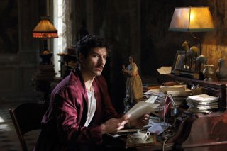Latin Lover: il seducente sguardo di Francesco Scianna in una scena del film