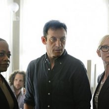 Dig: Jason Isaacs e Anne Heche in una scena della prima puntata