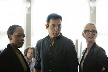 Dig: Jason Isaacs e Anne Heche in una scena della prima puntata