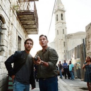 Dig: Jason Isaacs e Ori Pfeffer nel primo episodio