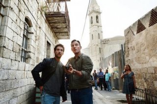 Dig: Jason Isaacs e Ori Pfeffer nel primo episodio