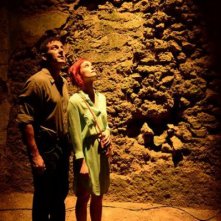 Dig: Jason Isaacs e Alison Sudol in una scena del pilot