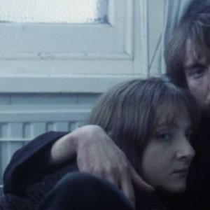 Una scena di Naked - Nudo