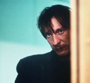 Una scena di Naked - Nudo