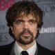 Peter Dinklage e Nicola Peltz in The Deep Blue Good-by