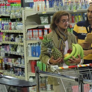 La solita commedia - Inferno: Fabrizio Biggio e Francesco Mandelli sono due clienti di un supermercato in una scena del film
