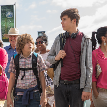 Jurassic World: Ty Simpkins e Nick Robinson in una scena del film