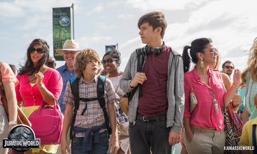 Jurassic World: Ty Simpkins e Nick Robinson in una scena del film