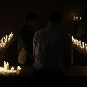 La terra dei santi: un'immagine notturna del film