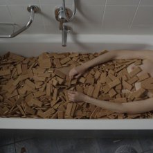 N-Capace: Eleonora Danco fa il bagno nei biscotti in una scena