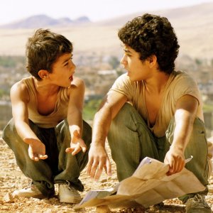 Bekas - In viaggio per la felicità: Zamand Taha e Sarwar Fazil interpretano due fratellini orfani in una scena del film