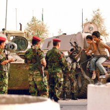 Bekas - In viaggio per la felicità: Zamand Taha e Sarwar Fazil a tu per tu con i militari in una suggestiva scena del film