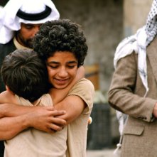 Bekas - In viaggio per la felicità: Zamand Taha e Sarwar Fazil si abbracciano in un'immagine del film